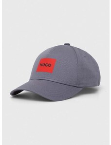 Памучна шапка с козирка HUGO в сиво с принт 50513365
