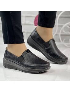Genzona Комфортни и стилни черни дамски обувки с лента за лесно обуване 28516 black