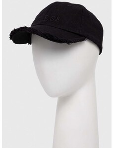 Памучна шапка с козирка Guess в черно с апликация AW9493 COT01