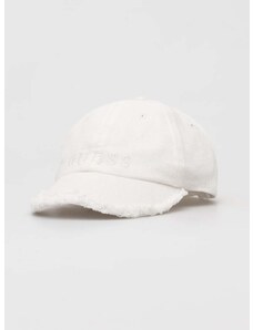 Памучна шапка с козирка Guess в бяло с апликация AW9493 COT01