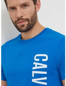 Памучна тениска Calvin Klein в тюркоазено с принт KM0KM00998