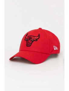 Памучна шапка с козирка New Era в червено с апликация CHICAGO BULLS