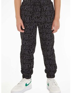 Детски памучен спортен панталон Calvin Klein Jeans в черно с десен