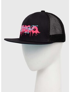 Памучна шапка с козирка HUGO в черно с принт 50513388