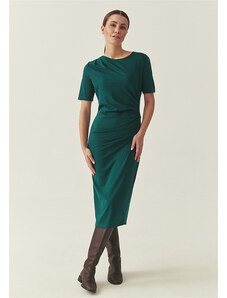 Tatuum Зелена рокля-калъф с волани и иглика 1