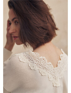 Екрю вълнен пуловер с дантела Елвира Татуум