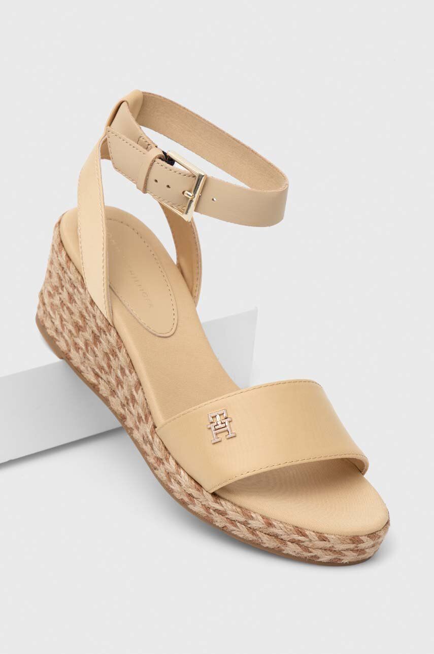 Сандали Tommy Hilfiger COLORFUL WEDGE SATIN SANDAL в бежово FW0FW07913 ...