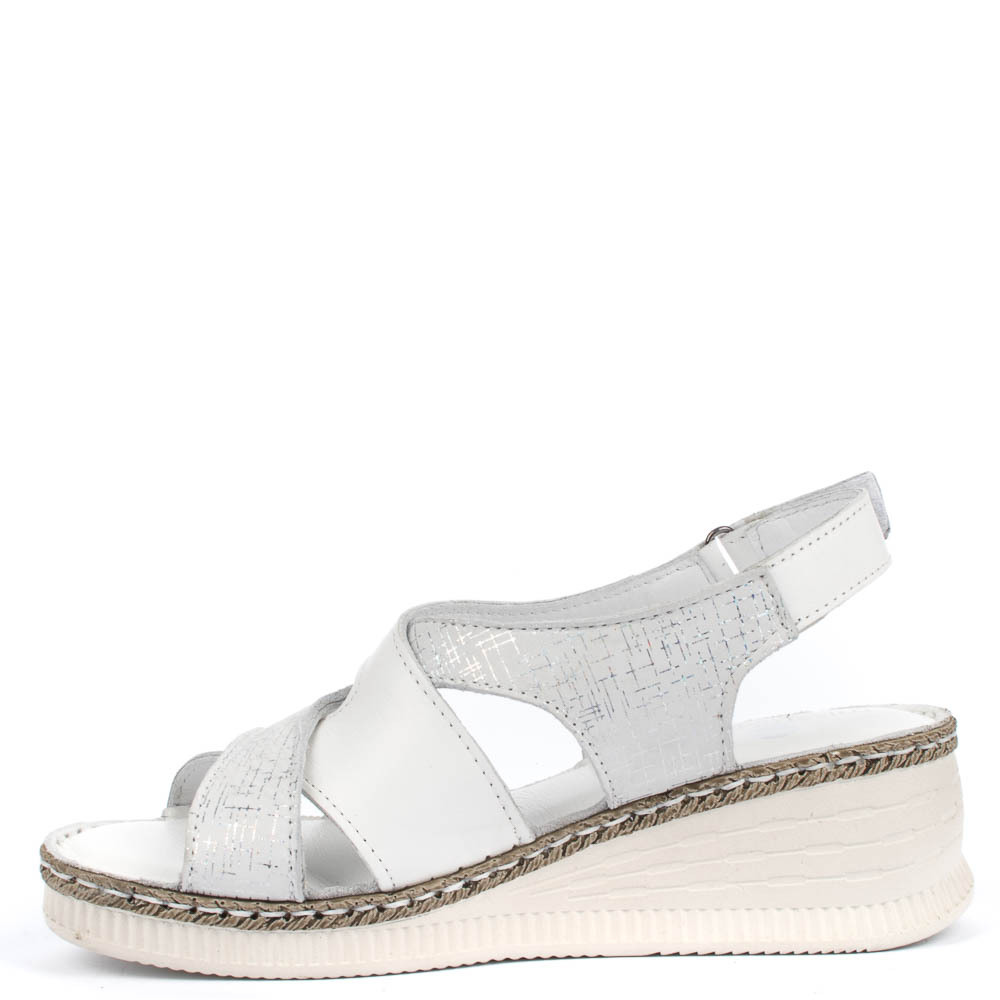 Бели дамски сандали от естествена кожа