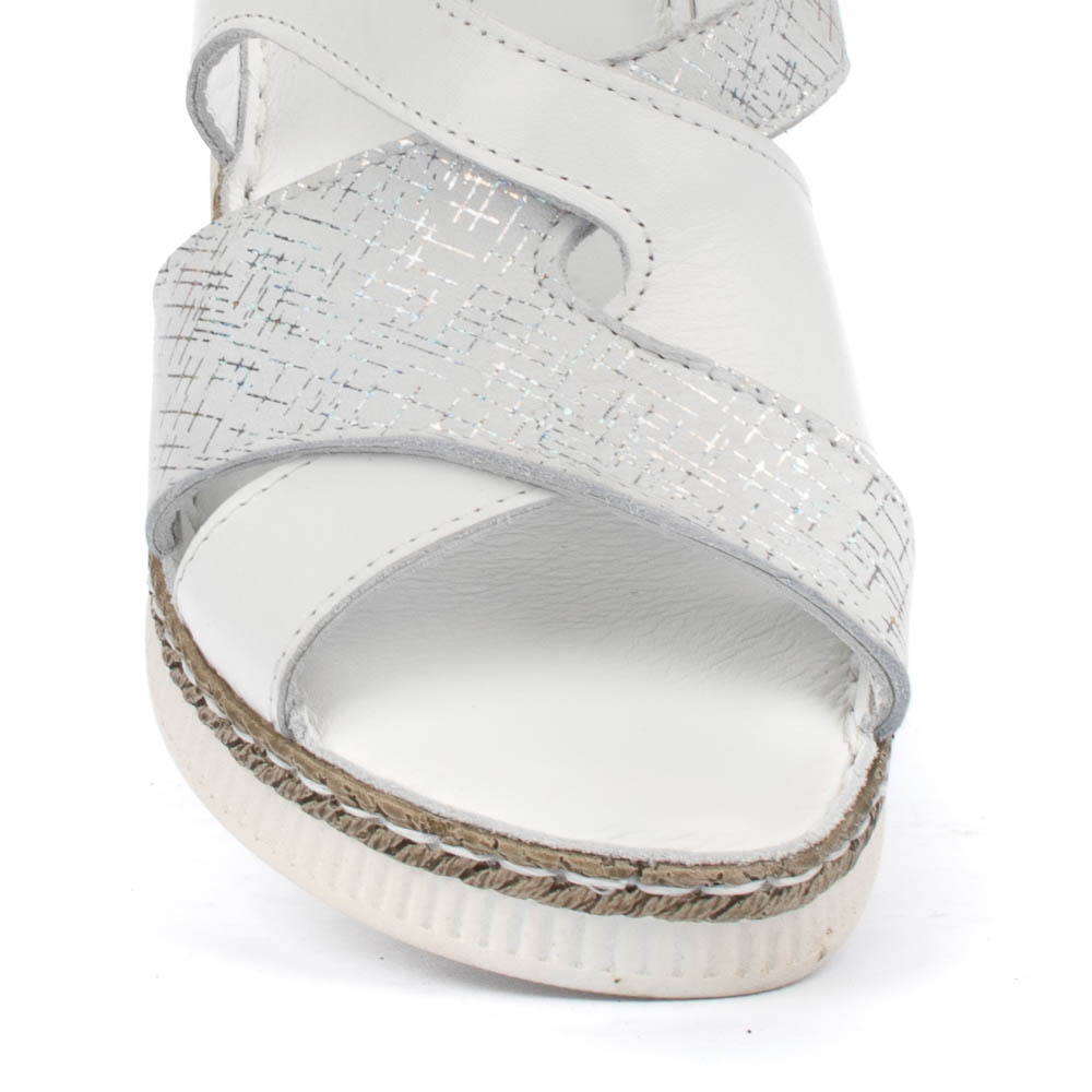 Бели дамски сандали от естествена кожа