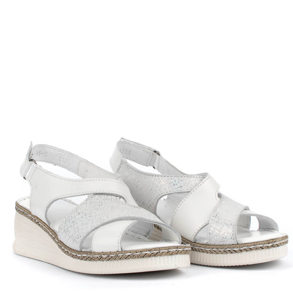 Бели дамски сандали от естествена кожа