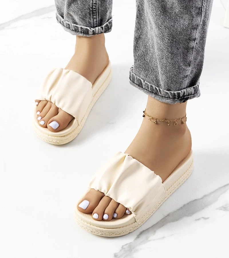 D/CEO Beżowe klapki z łańcuchem Levy