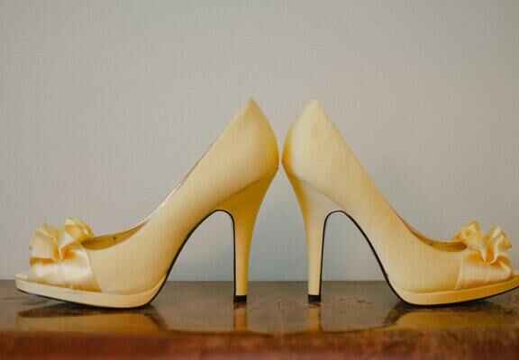 жълти обувки с висок ток
