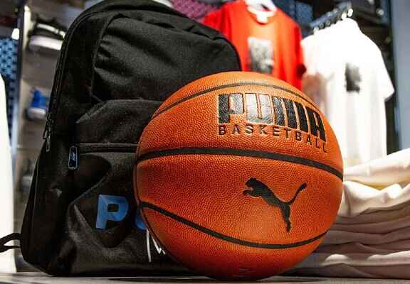 баскетболна топка с лого на Puma и черна раница