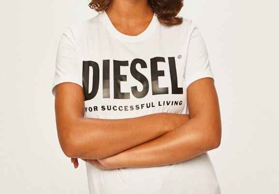 жена с бяла тениска с лого на Diesel