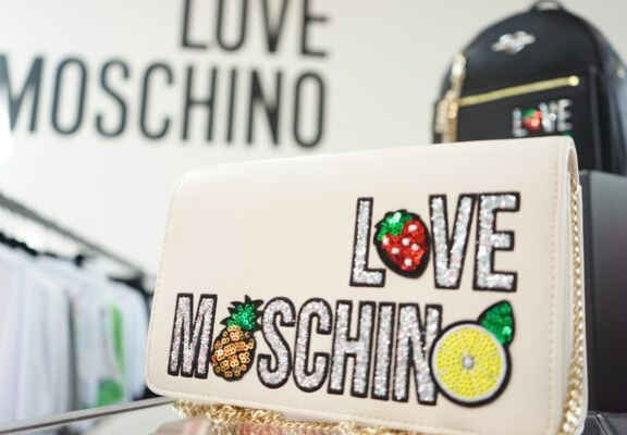 малка дамска чанта на Love Moschino с надпис с мъниста