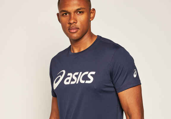 мъж с тъмносиня тениска с лого на Asics