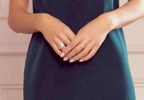 женски ръце с рокля и пръстени