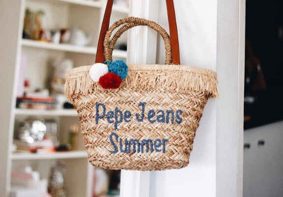 дамска сламена чанта с лого на Pepe Jeans