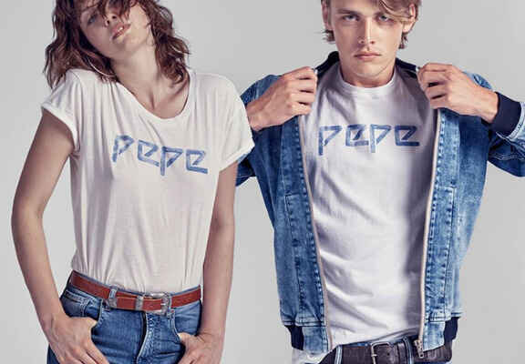 жена и мъж с бели тениски и лого на Pepe