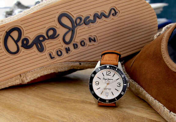 стелки на обувки на Pepe Jeans и часовник с кафява каишка
