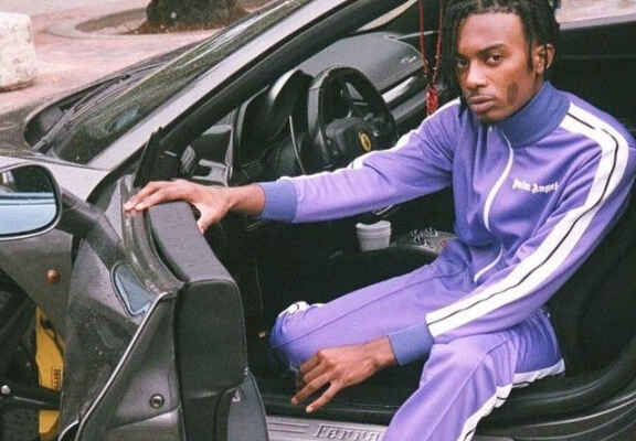 мъж в кола с лилав анцуг