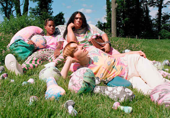 модели с цветни дрехи на трева