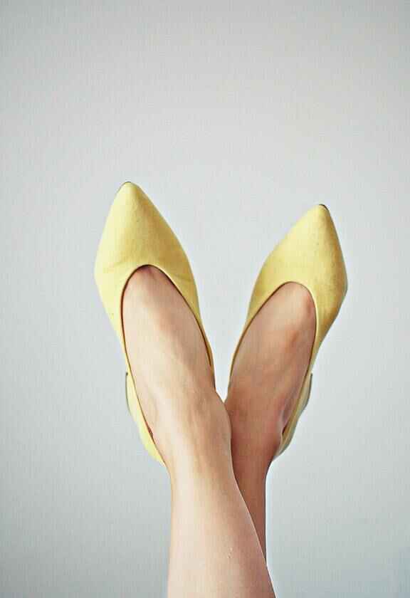 жълти обувки с висок ток