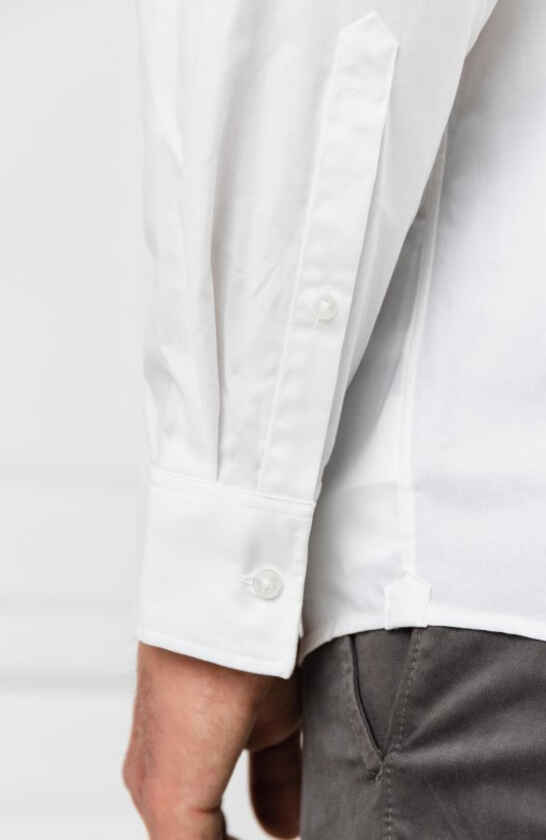 ръкав на мъжка бяла риза