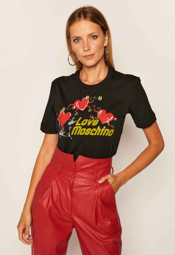 жена с черна тениска с щампа на Love Moschino и червен кожен панталон
