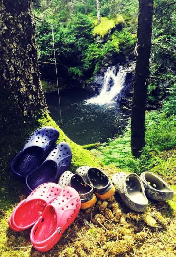 цветни Crocs в гората