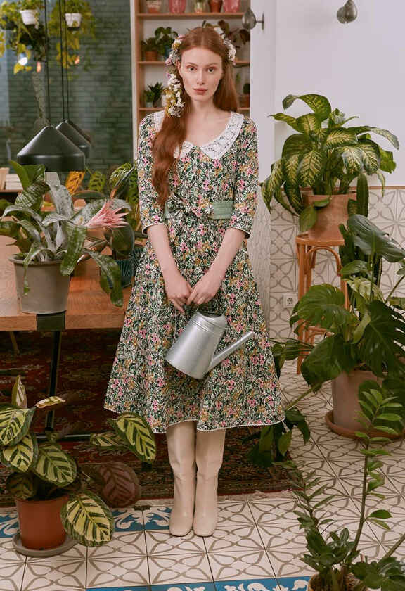 жена с рокля на цветя