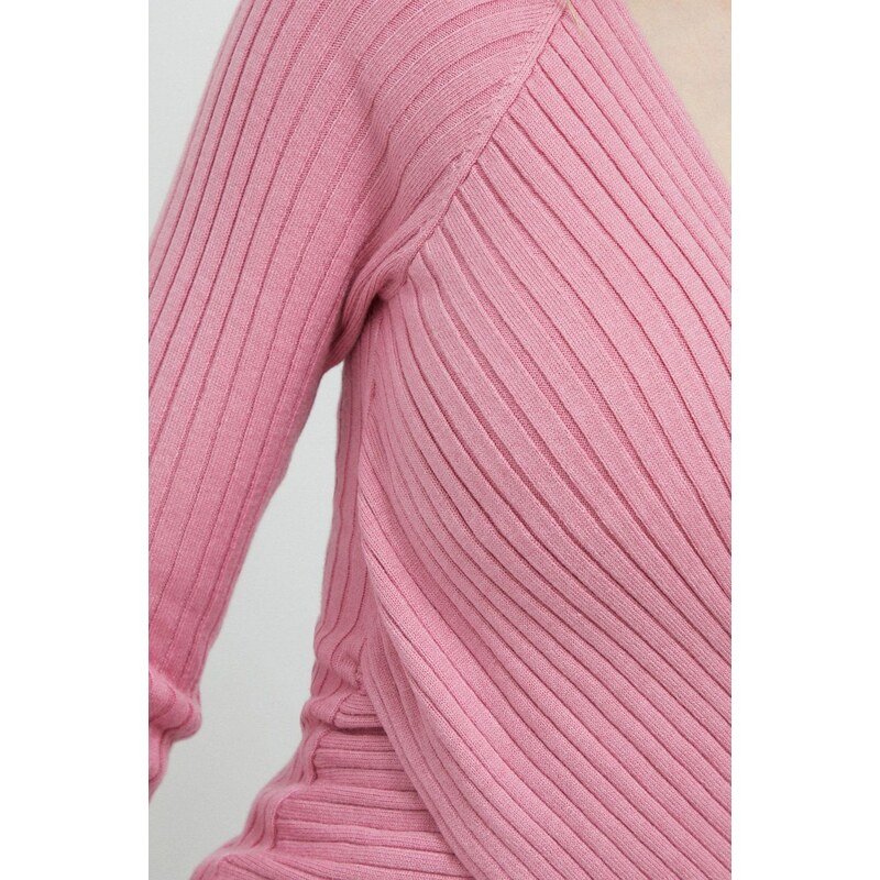 Пуловер Guess дамски в розово от лека материя