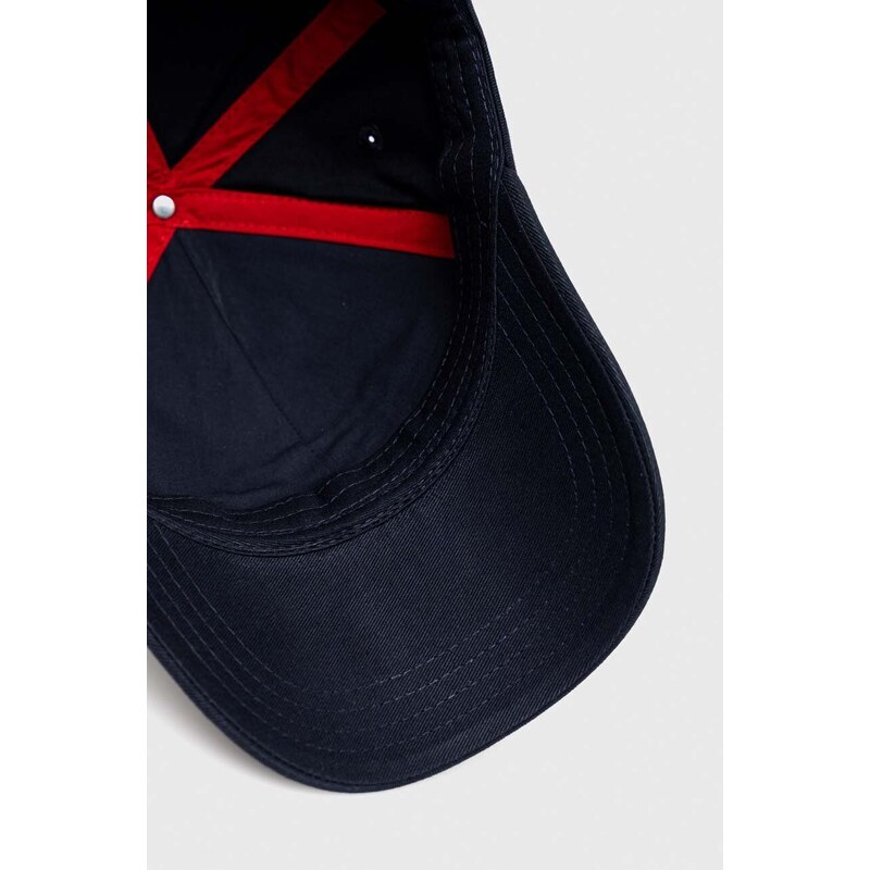 Памучна шапка с козирка HUGO в тъмносиньо с апликация 50492745