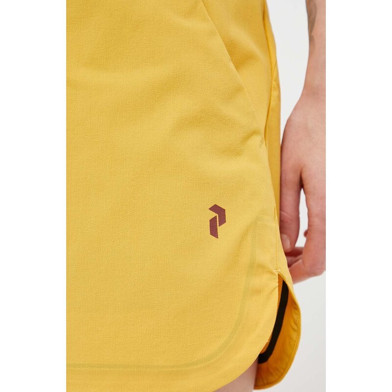 Къс панталон за спортове на открито Peak Performance Vislight Light в жълто с изчистен дизайн с висока талия