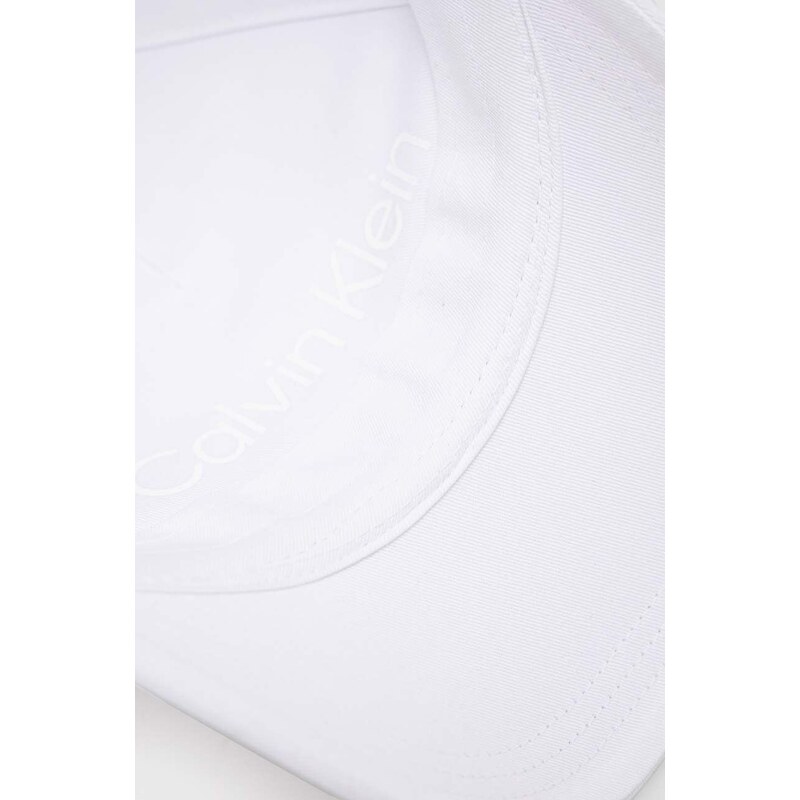 Памучна шапка с козирка Calvin Klein в бяло с десен