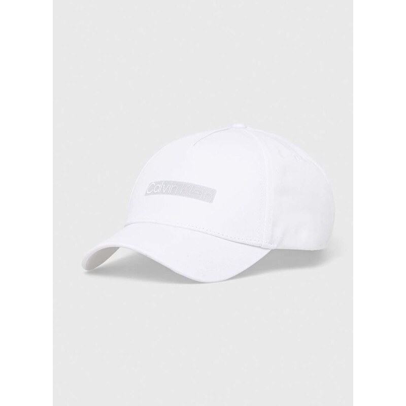 Памучна шапка с козирка Calvin Klein в бяло с десен
