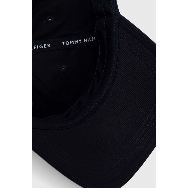 Памучна шапка с козирка Tommy Hilfiger в тъмносиньо с апликация