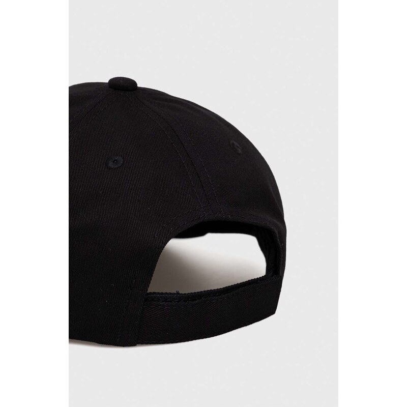 Памучна шапка с козирка HUGO в черно с апликация 50506053