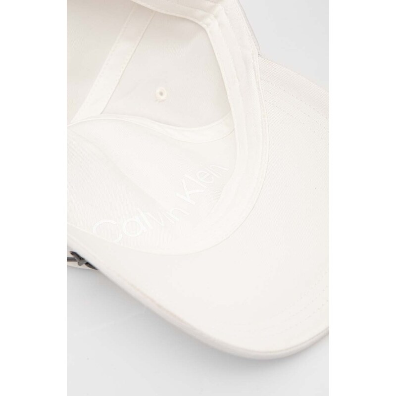 Шапка с козирка Calvin Klein в бяло с изчистен дизайн K50K511762