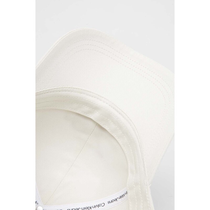 Памучна шапка с козирка Calvin Klein Jeans в бяло с апликация K50K510061