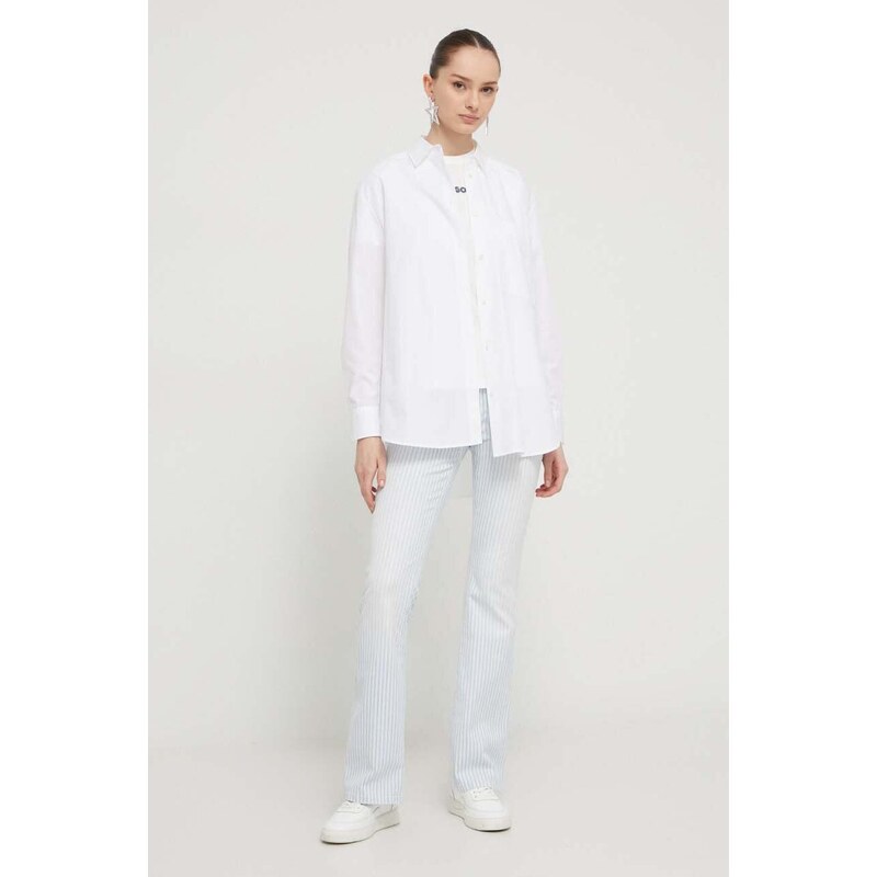 Памучна риза HUGO дамска в бяло със свободна кройка с класическа яка 50515741