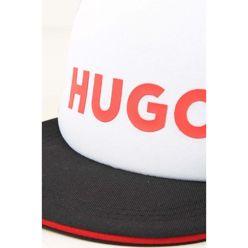 Детска шапка с козирка HUGO в бяло с десен