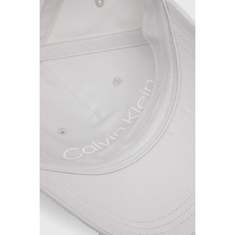 Памучна шапка с козирка Calvin Klein в бяло с апликация K50K510487