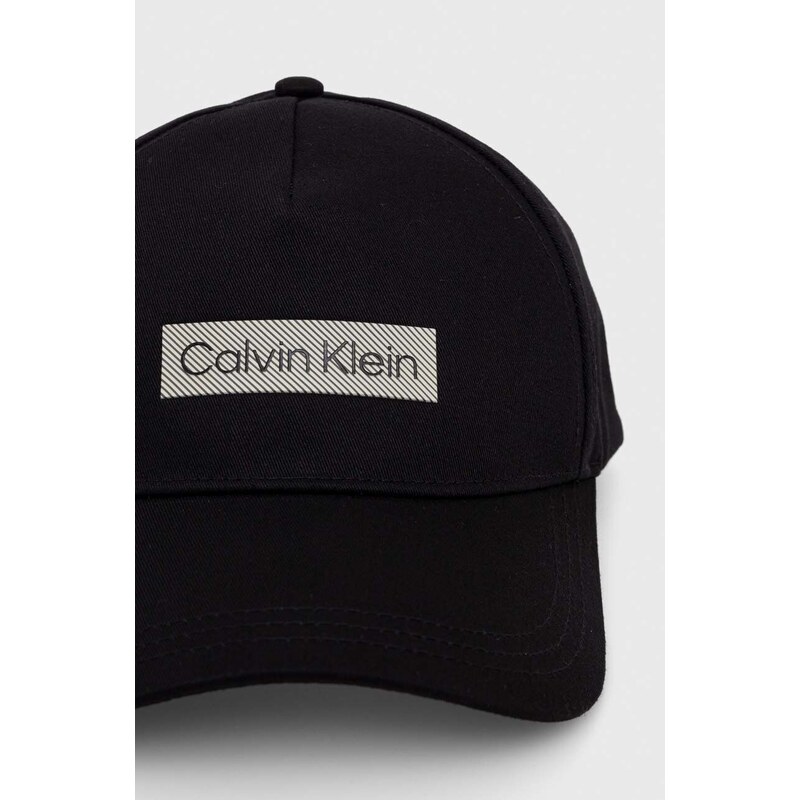 Памучна шапка с козирка Calvin Klein в черно с апликация K50K511550
