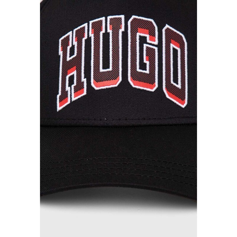 Памучна шапка с козирка HUGO в черно с принт 50513381