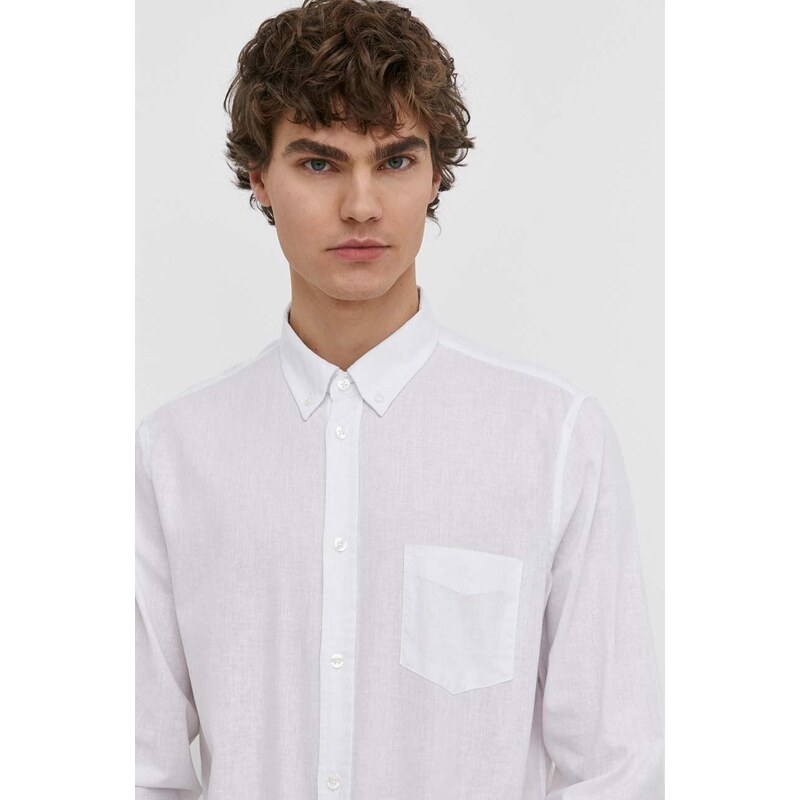 Ленена риза Samsoe Samsoe мъжка в бяло със стандартна кройка с яка с копче