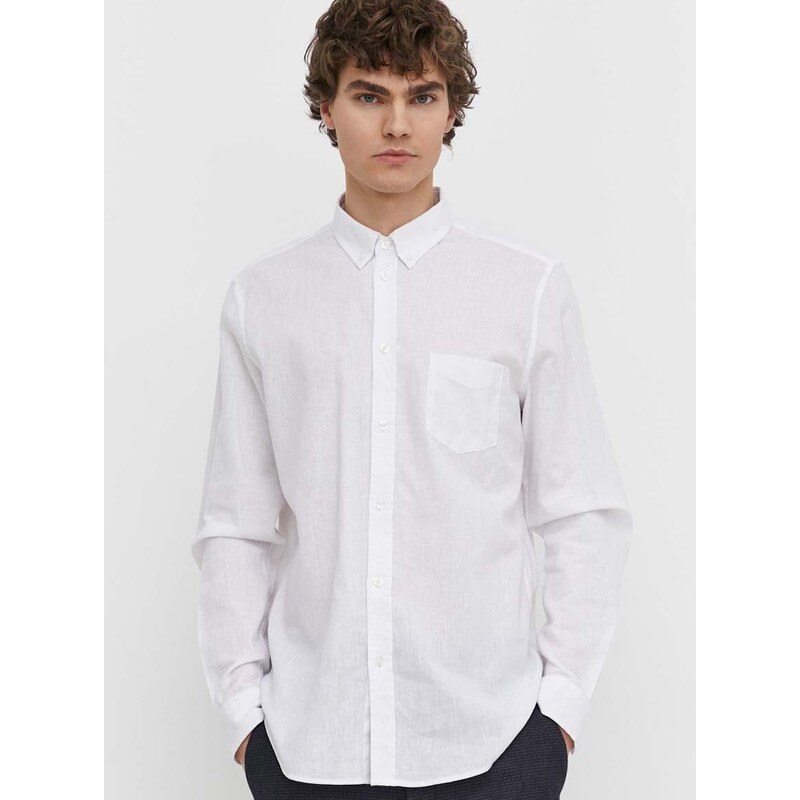 Ленена риза Samsoe Samsoe мъжка в бяло със стандартна кройка с яка с копче