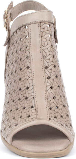 Бежови дамски сандали от естествена кожа