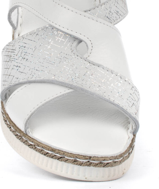 Бели дамски сандали от естествена кожа