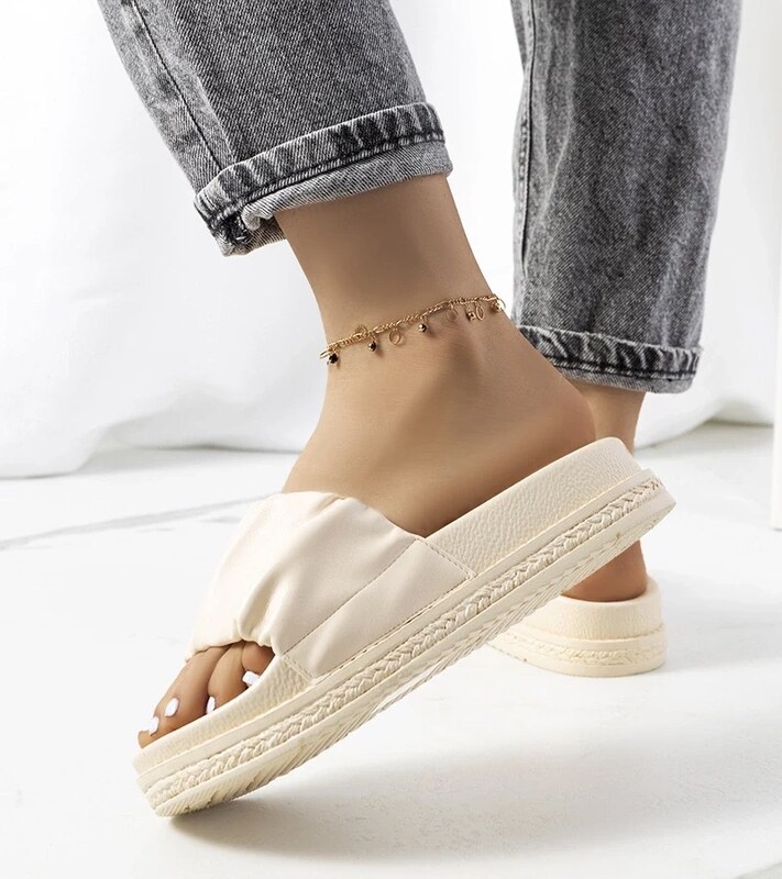 D/CEO Beżowe klapki z łańcuchem Levy